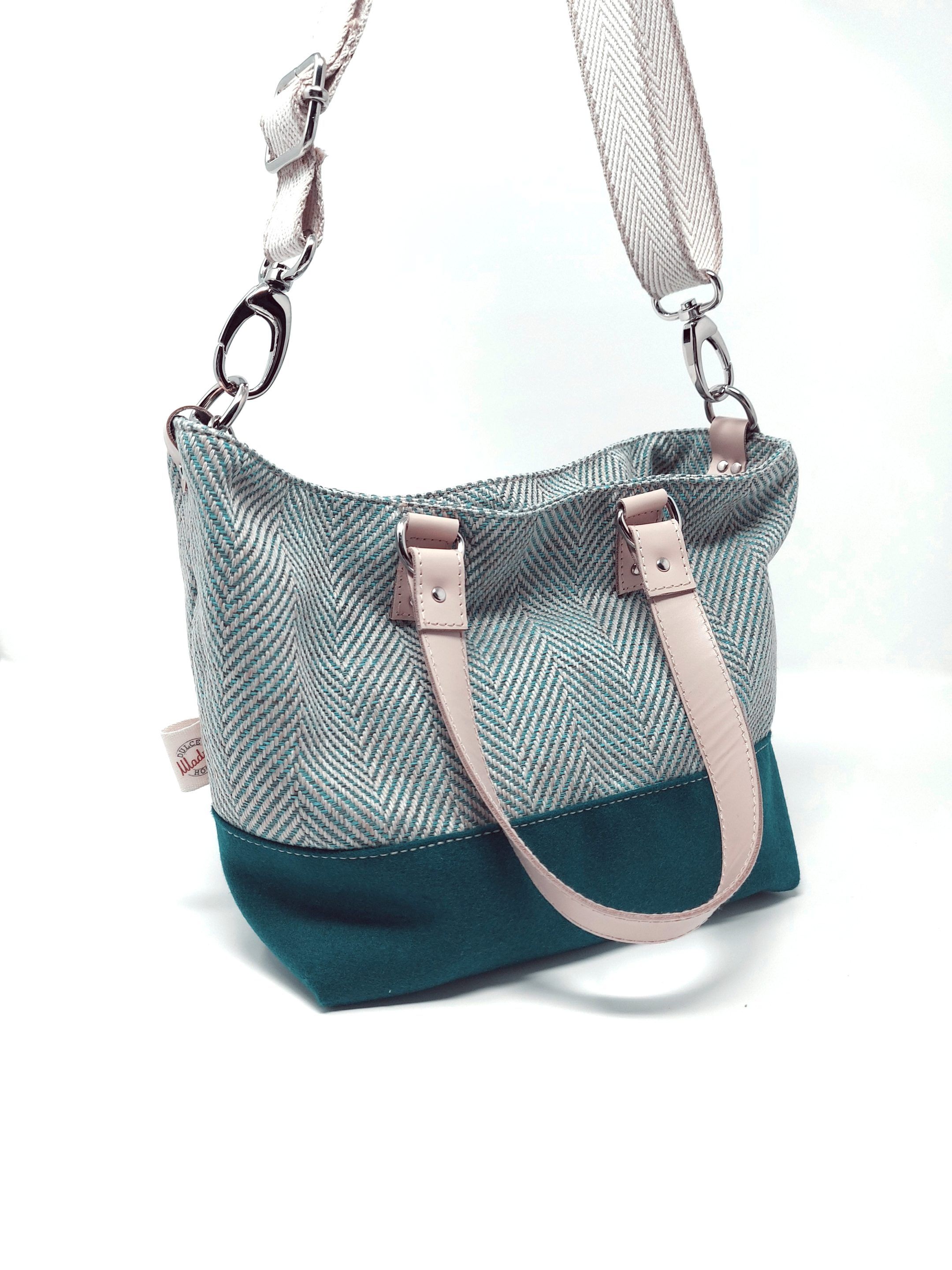 Bolso mediano verde con estampado en espiga, asas de mano de piel y correa bandolera de algodón en espiga