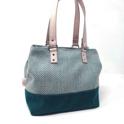 Bolso mediano verde con estampado en espiga y asas de mano de piel
