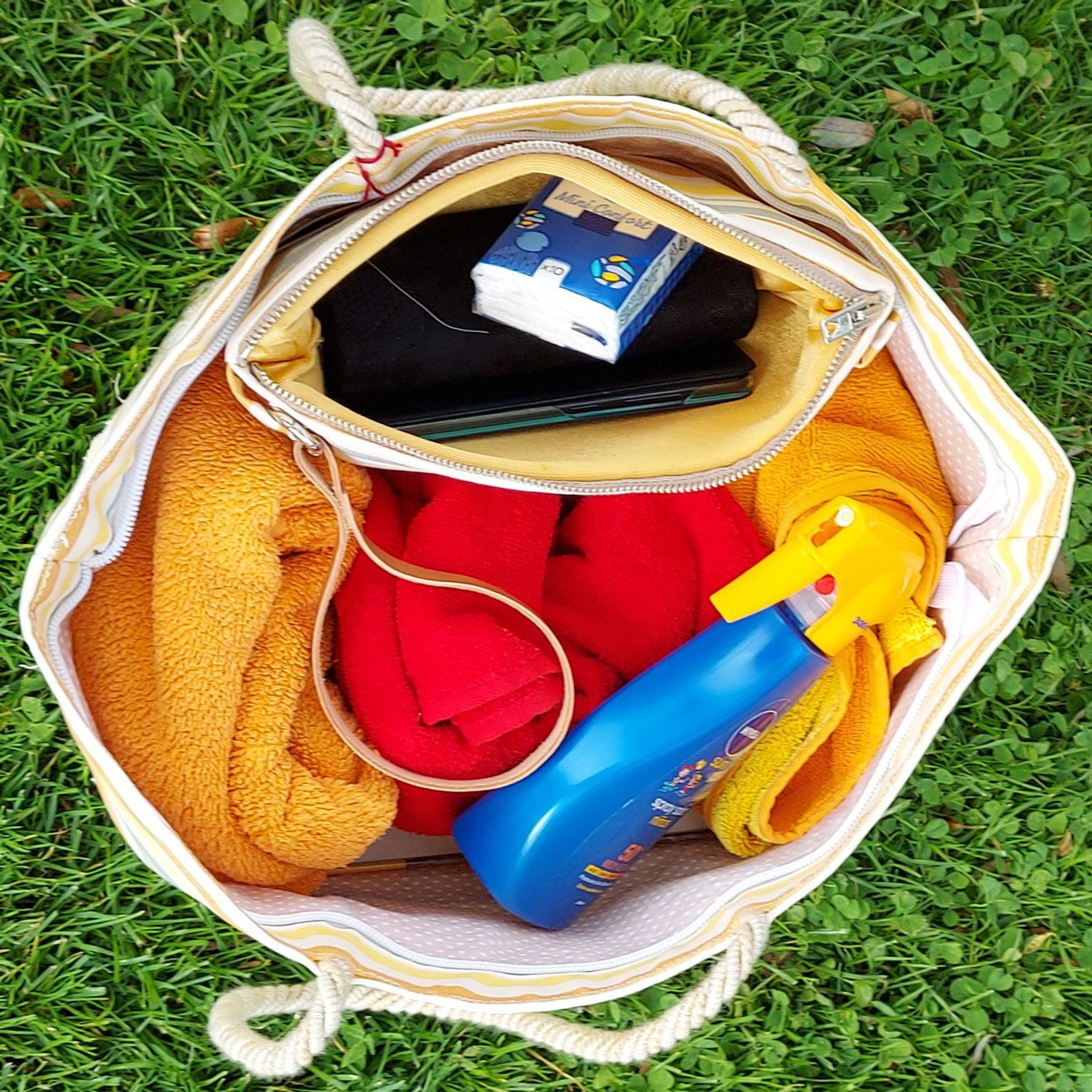 Capazo de playa de gran capacidad con cartera de mano a juego.