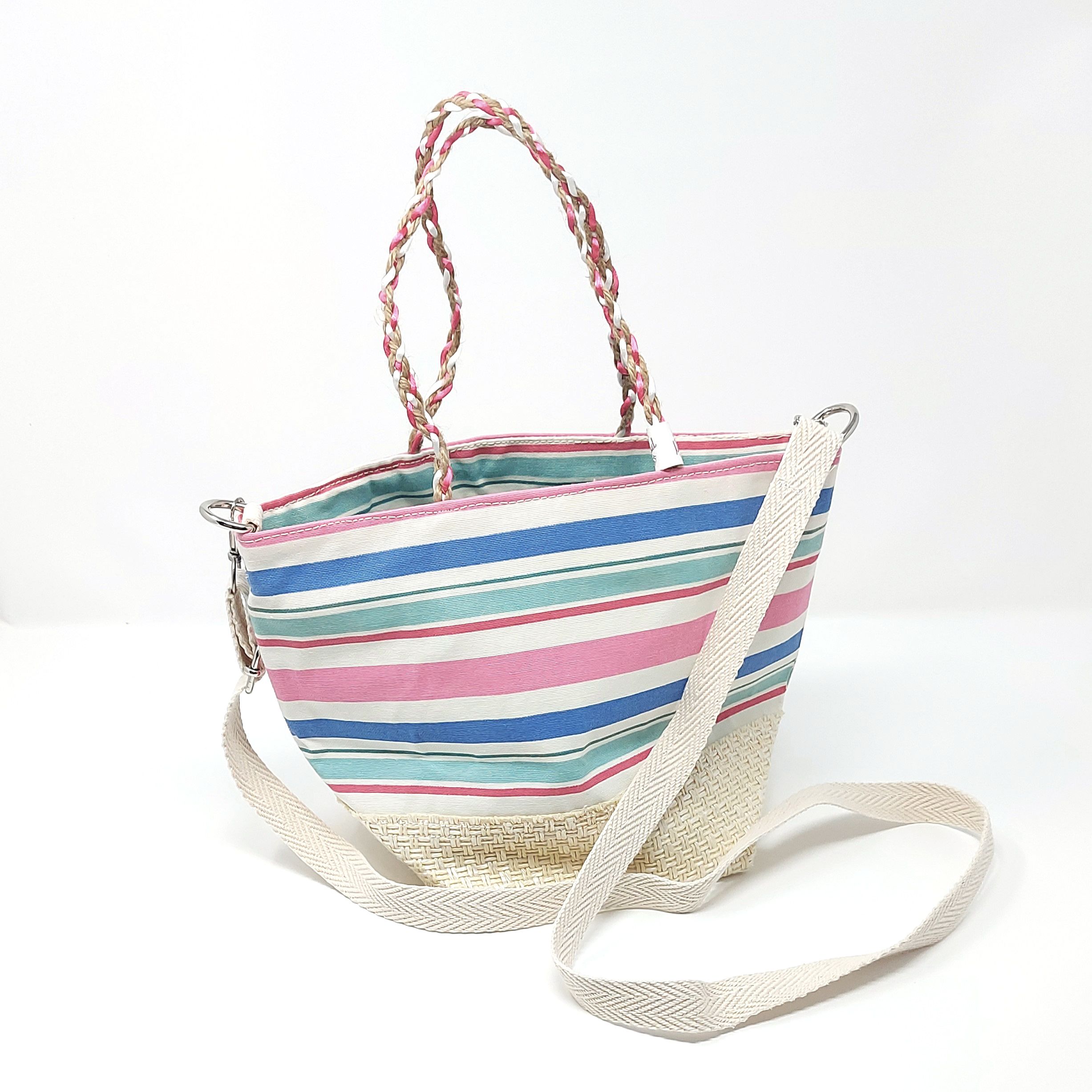 Bolso de playa pequeño en rayas rosas y azules con asas de mano trenzadas y correa bandolera de algodón.