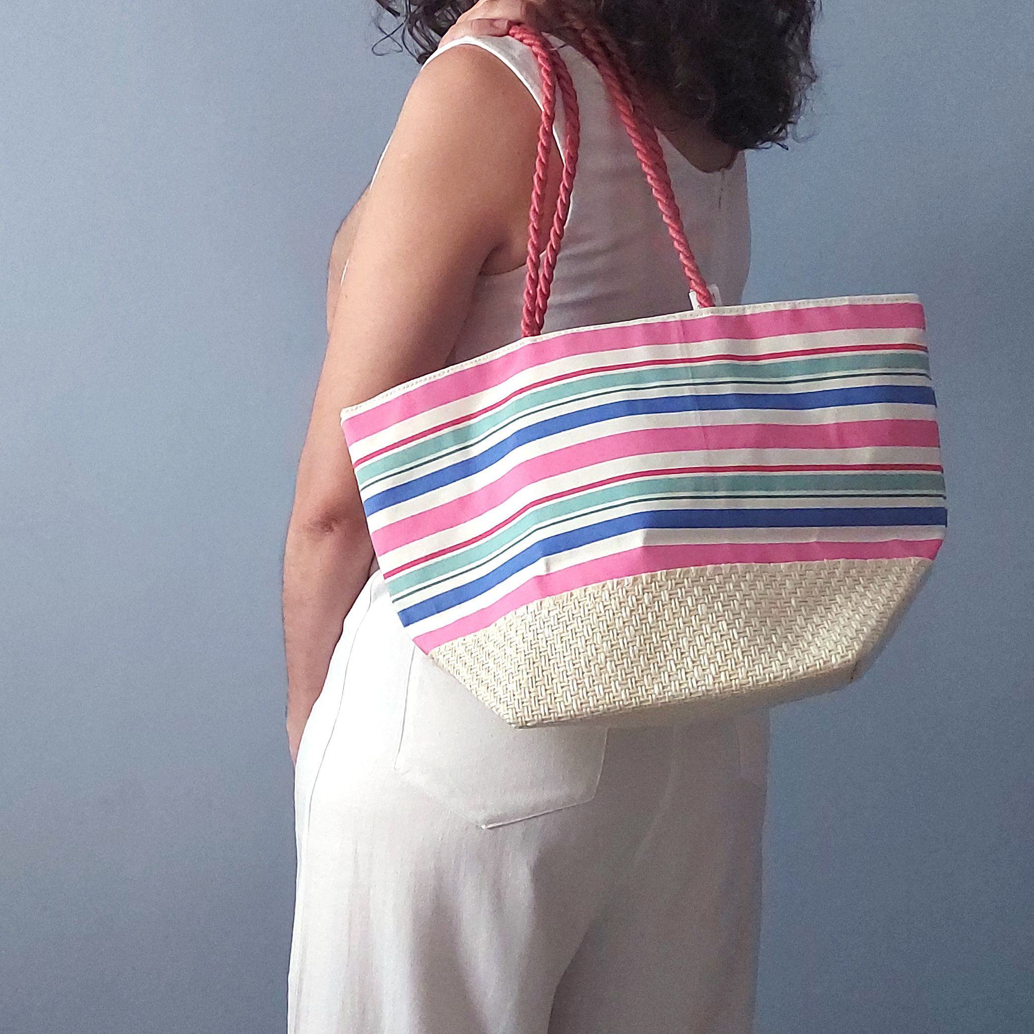 Bolso de playa mediano con rayas rosas y azules