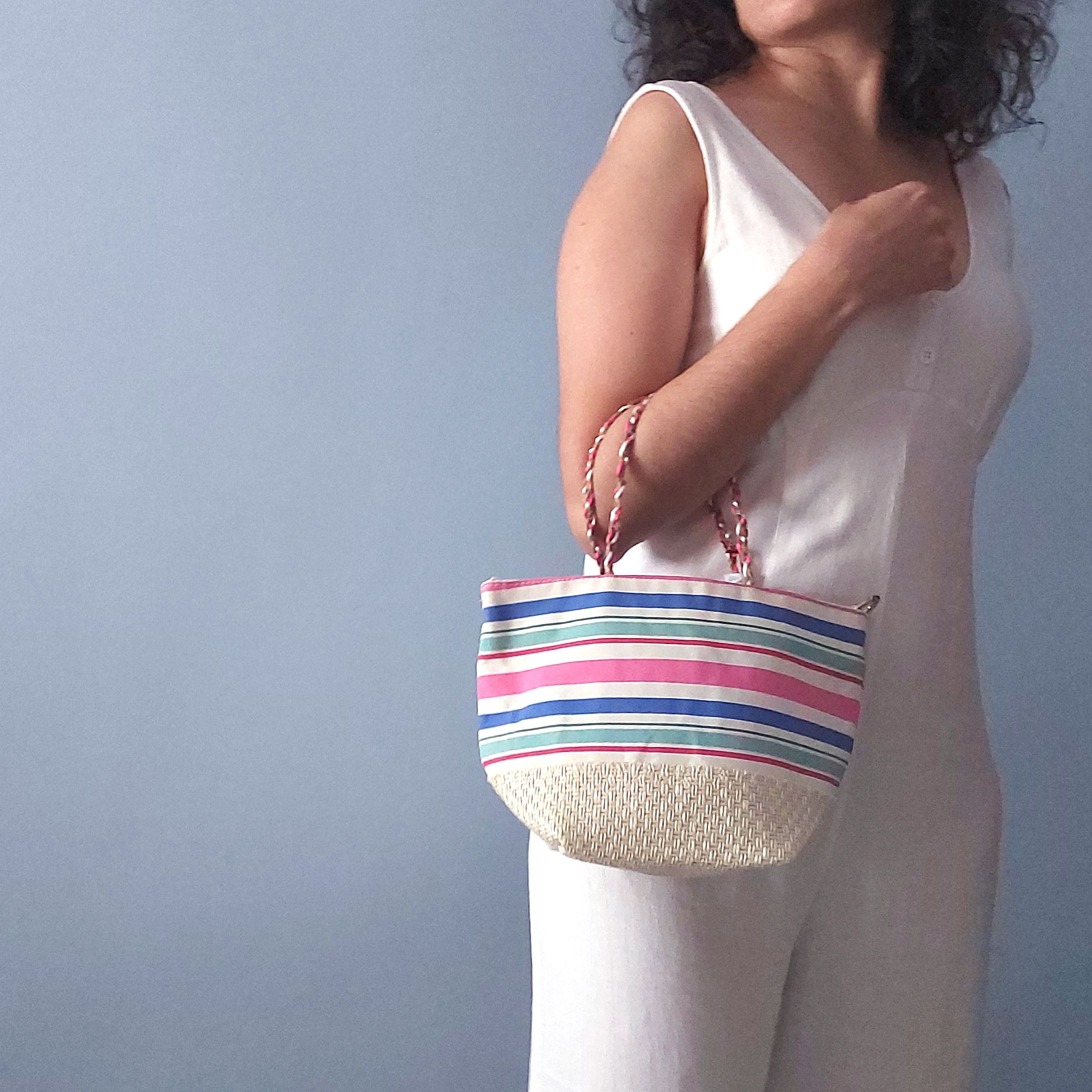 Bolso de playa pequeño en rayas azules, turquesas y rosas