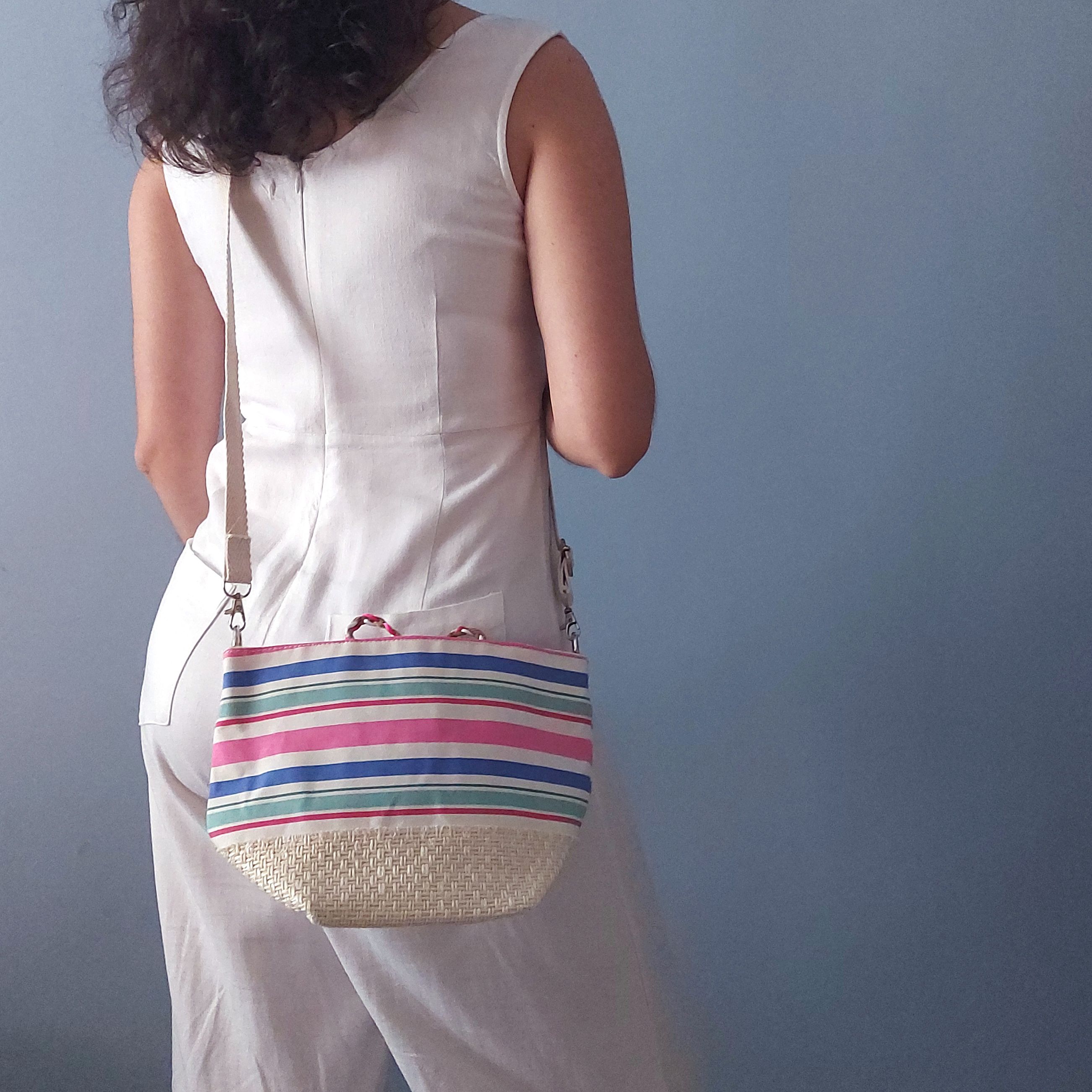 Bolso de playa pequeño en rayas azules, turquesas y rosas en bandolera