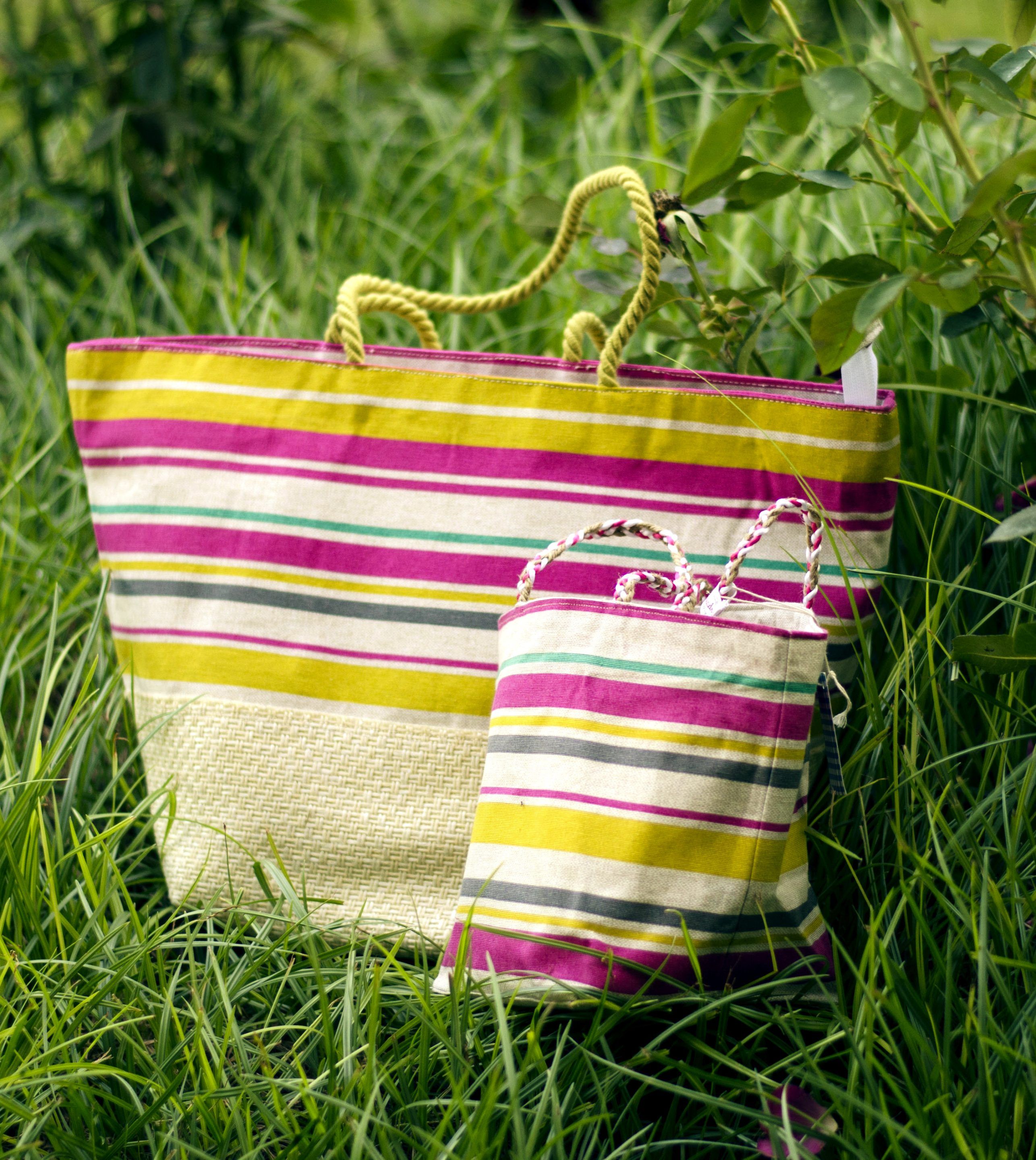 Bolsos de playa con rayas fucsias y mostaza en dos tamaños