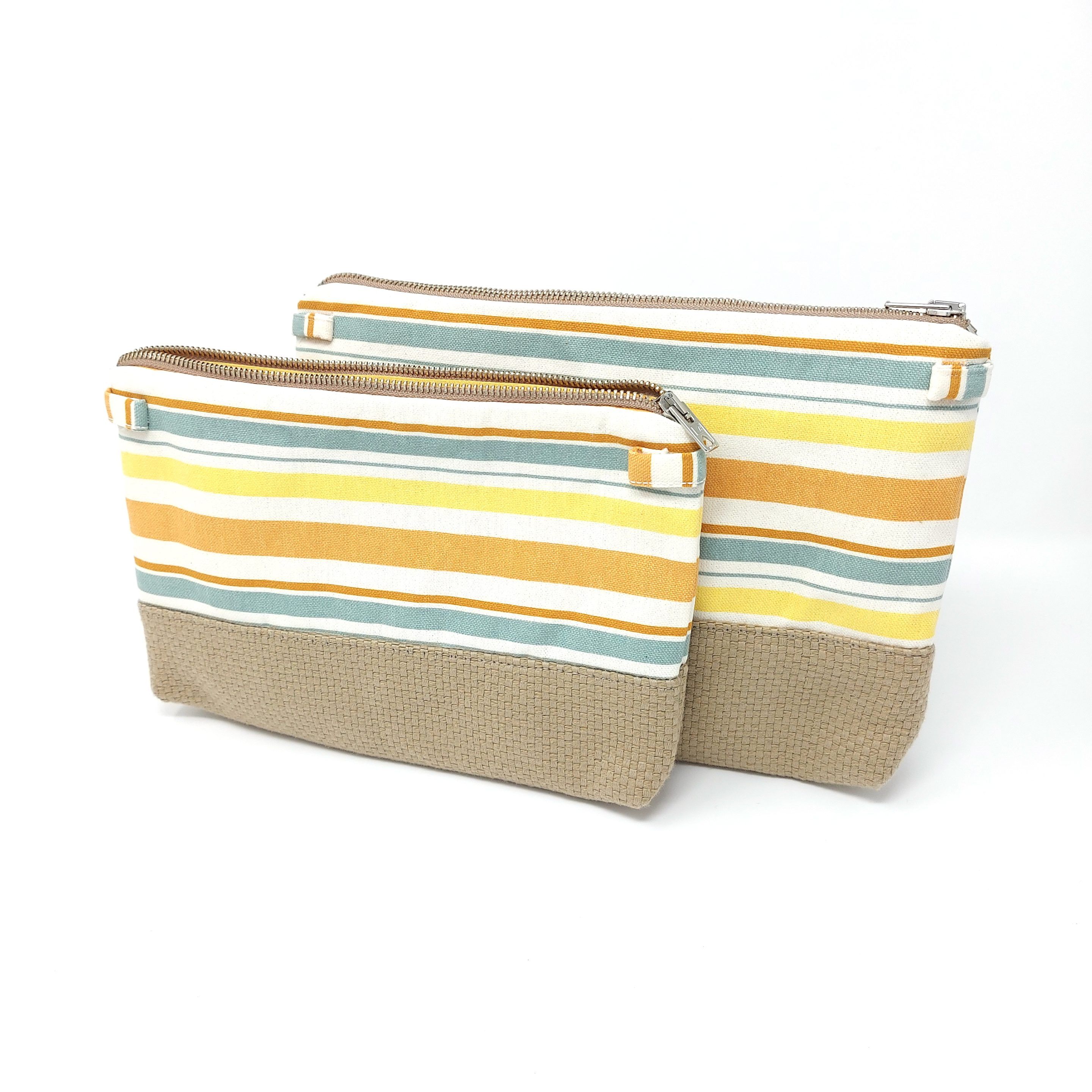 Carteras de mano con estampado de rayas amarillas, naranjas y verdes.