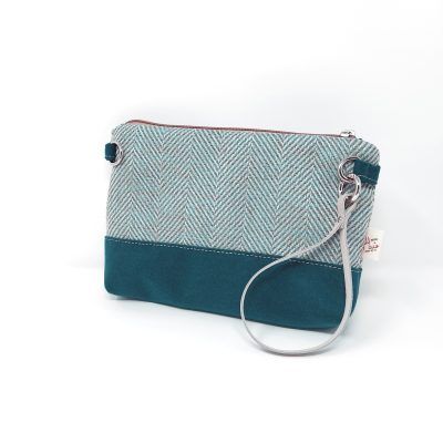 Cartera de mano mediana en verde oscuro con espiga turquesa