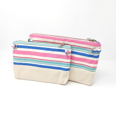 Carteras de mano con estampado de rayas rosas, azules y turquesas.