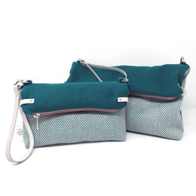Carteras de mano en dos tamaños con tejido en espiga combinado con liso en color verde oscuro.