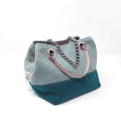 Bolso de mano color turquesa oscuro estampado en espiga con correa de cadena