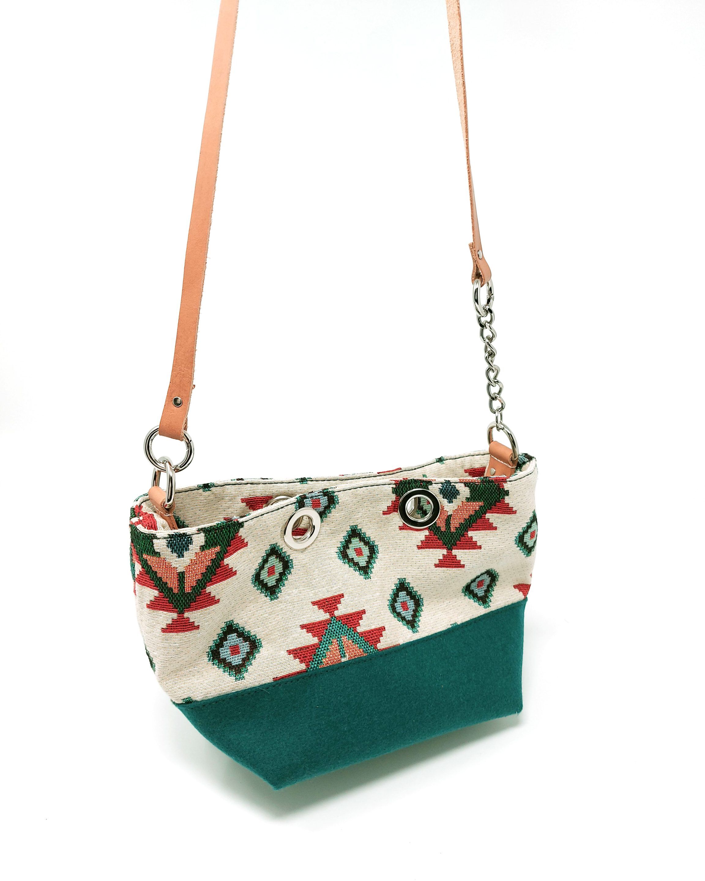 Bolso pequeño con estampado étnico y asa para hombro de cuero