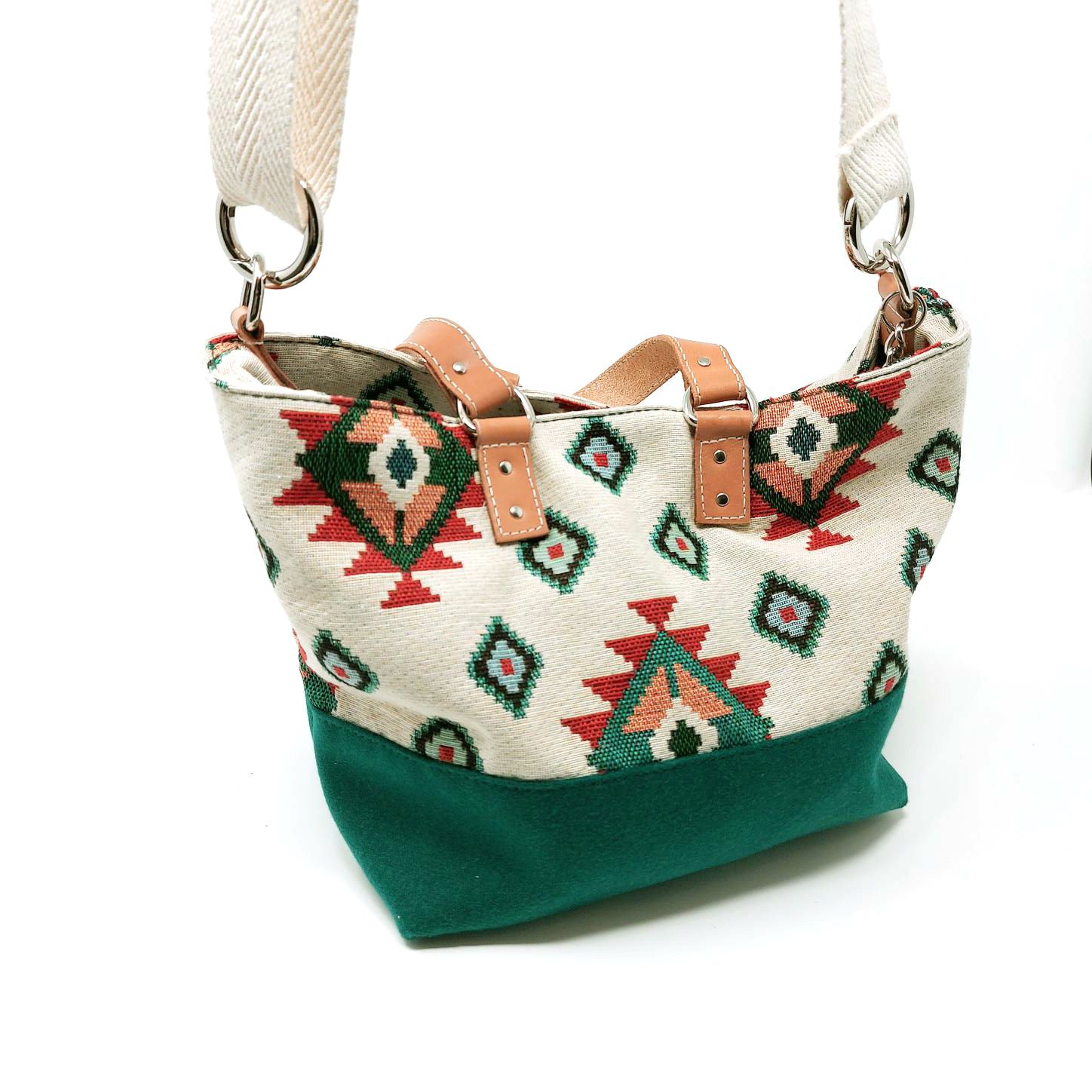 Bolso mediano con estampado étnico y bandolera de algodón trenzado en color crudo.
