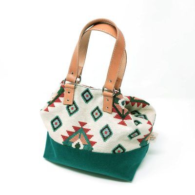 Bolso mediano con estampado étnico y asas de cuero