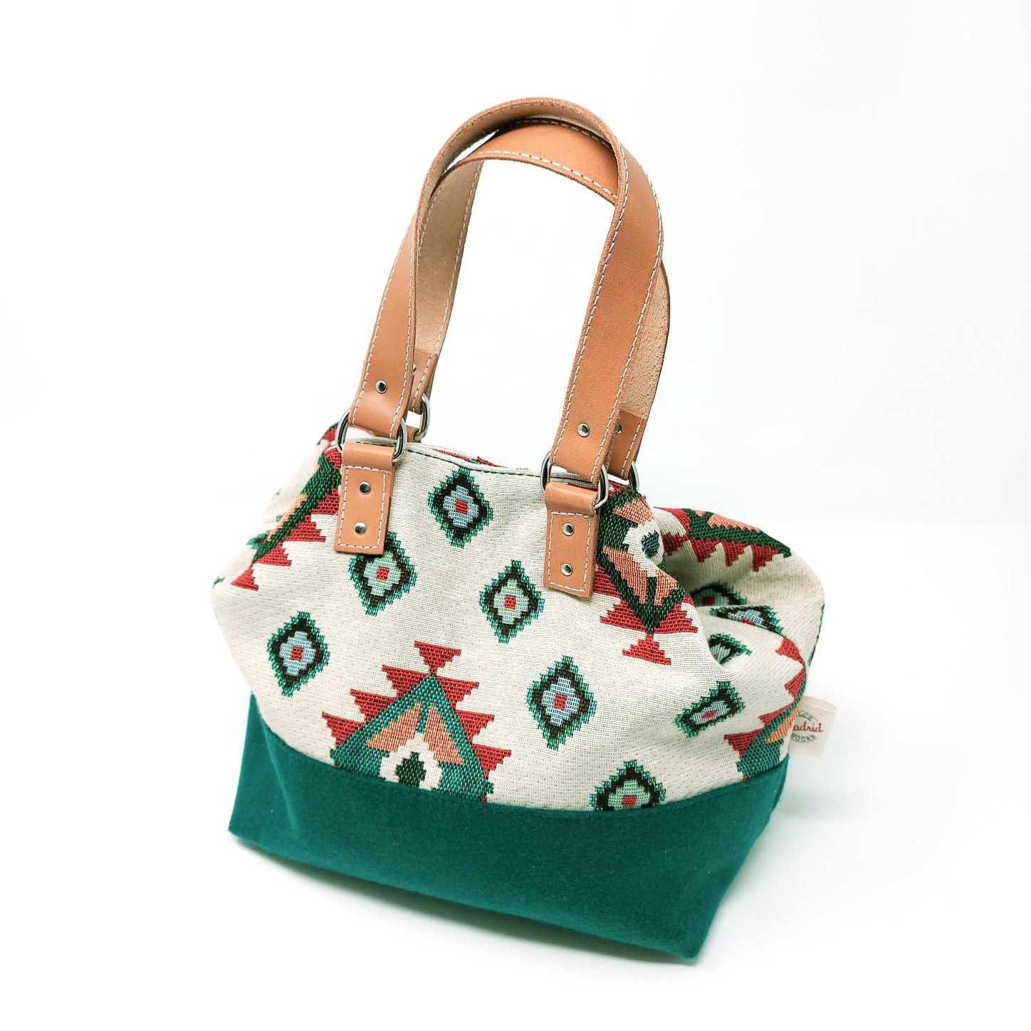 Bolso mediano con estampado étnico y asas de cuero