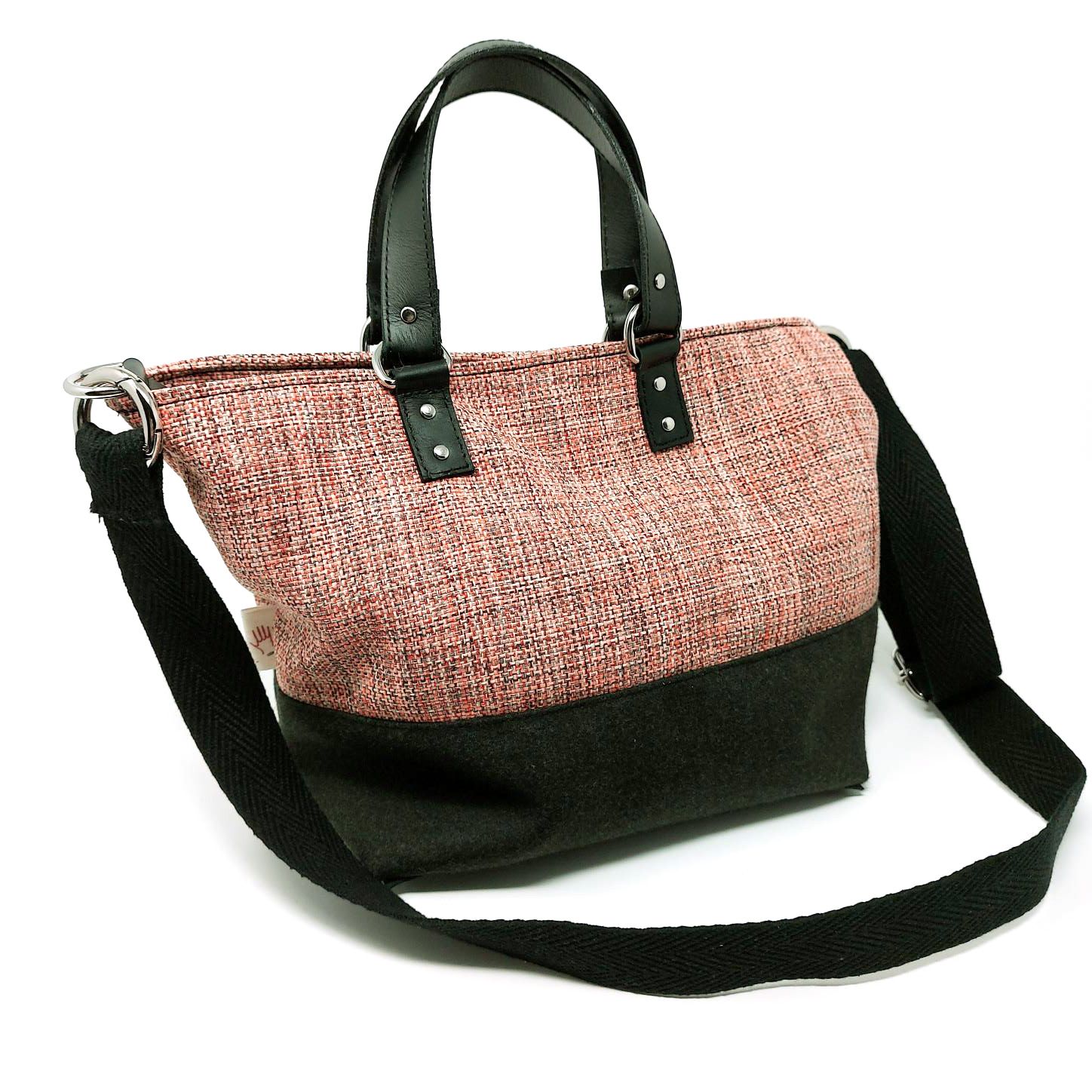 Bolso mediano con jaspeado rojo y base gris antracita con asas de piel negra y correa de algodón trenzado.