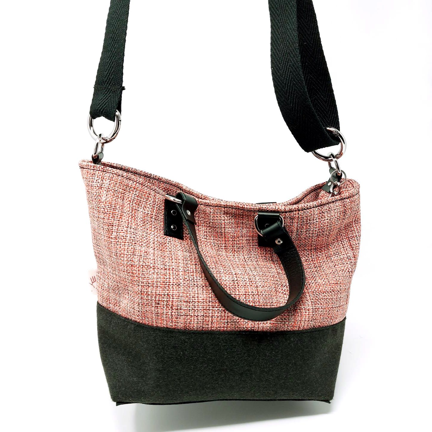 Bolso mediano con jaspeado rojo y base gris antracita con asas de piel negra y correa de algodón trenzado.