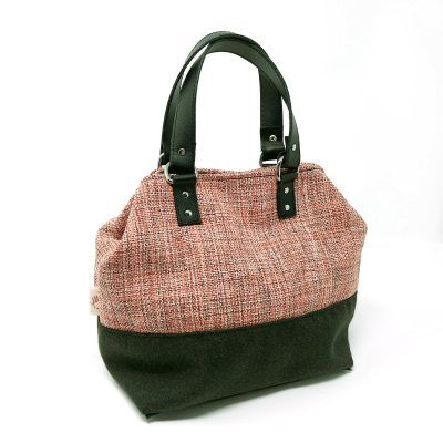 Bolso mediano con jaspeado rojo y base gris antracita con asas de piel negra.