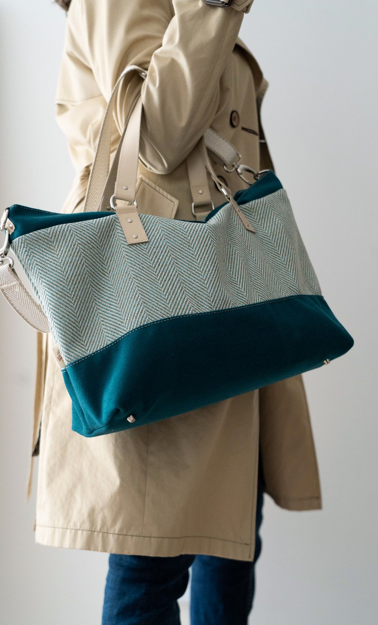 Outfit de bolso shopper verde estampado con espiga turquesa, vaqueros y gabardina