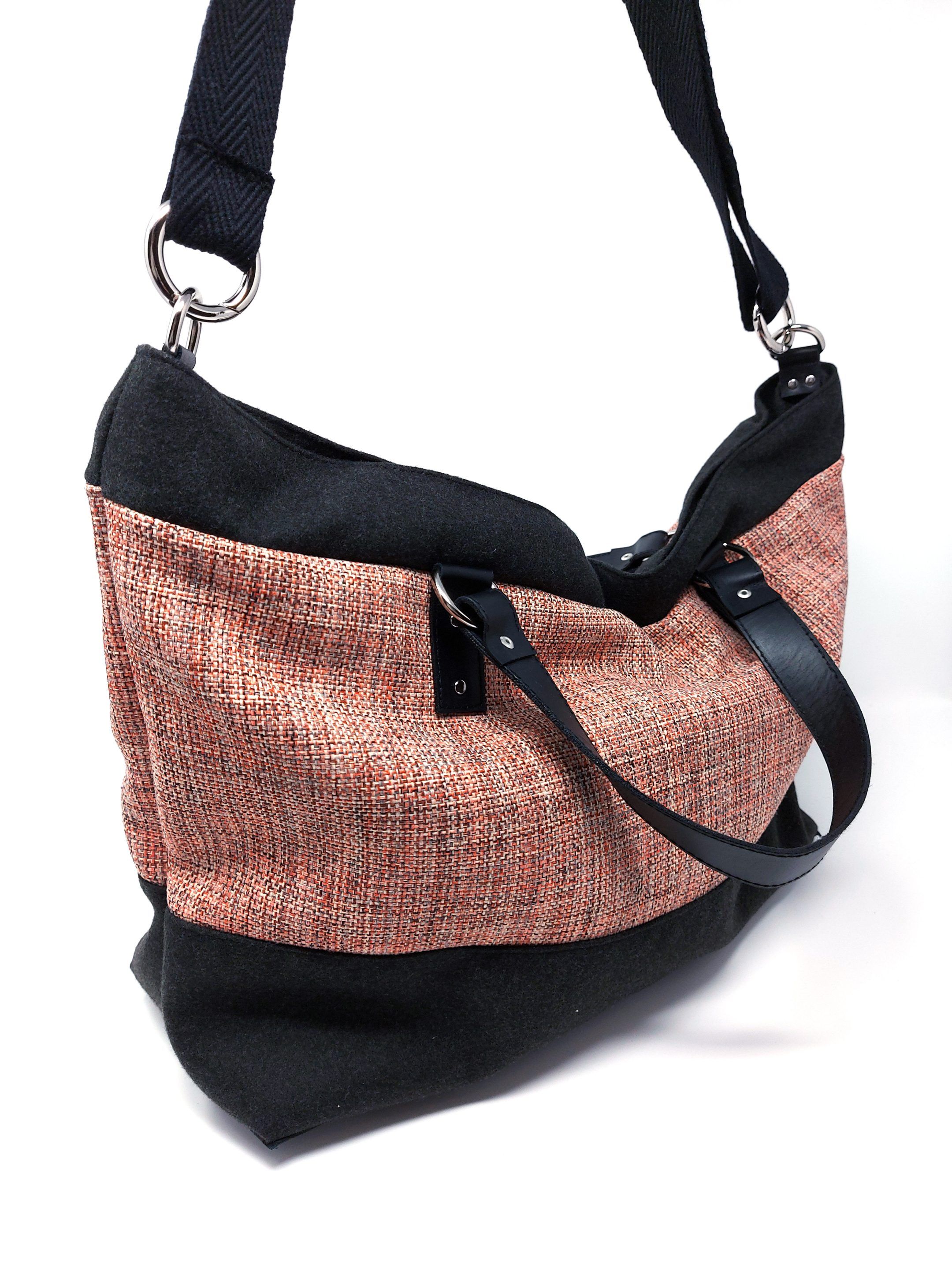 Bolso shopper en tonos rojos combinando con gris antracita. Asas cortas de piel y bandolera de algodón trenzado.