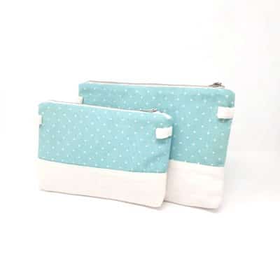 Carteras de mano turquesa con topos blancos