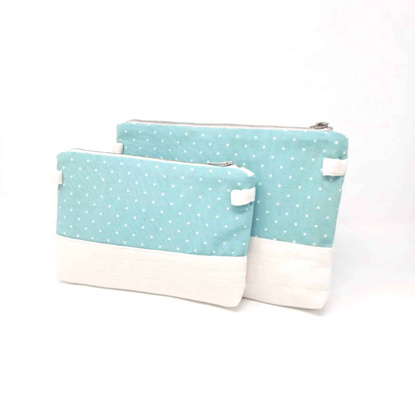 Carteras de mano turquesa con topos blancos